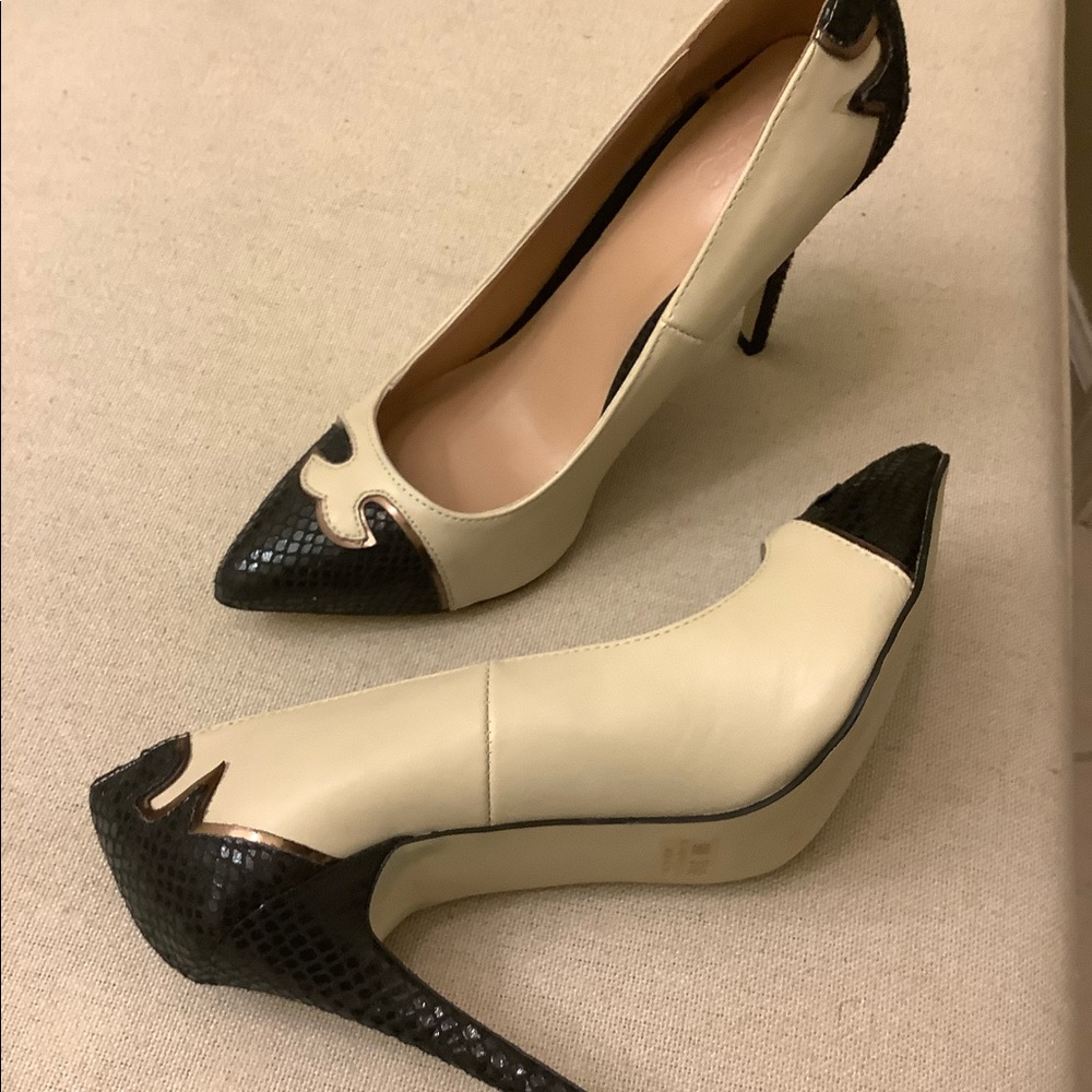 Spectator Pumps - Picture 2 of 2